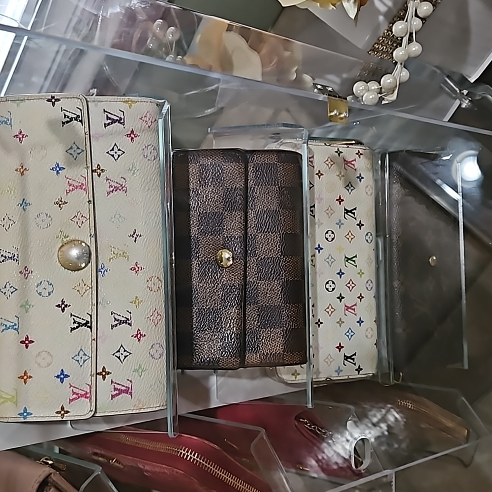 LUXURY WALLETS: CHANEL, GUCCI, LV, MCM, MIU MIU, PRADA, BALLY, YSL, FERRAGAMO - Picture 7 of 7